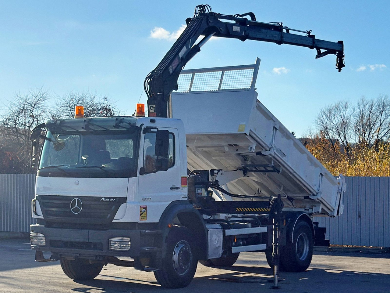 Mercedes-Benz AXOR 1833 * HIAB 144 B - 3 HIDUO + FUNK * TOP - Autocarro ribaltabile, Camion con gru: foto 2 Mercedes-Benz AXOR 1833 * HIAB 144 B - 3 HIDUO + FUNK * TOP - Autocarro ribaltabile, Camion con gru: foto 2