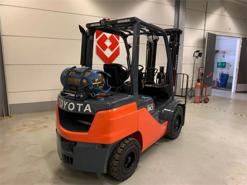 Toyota 02-8FGF30 - Carrello elevatore a gas: foto 2 Toyota 02-8FGF30 - Carrello elevatore a gas: foto 2