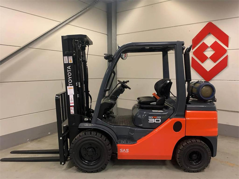 Toyota 02-8FGF30 - Carrello elevatore a gas: foto 2 Toyota 02-8FGF30 - Carrello elevatore a gas: foto 2