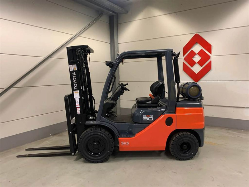 Toyota 02-8FGF30 - Carrello elevatore a gas: foto 2 Toyota 02-8FGF30 - Carrello elevatore a gas: foto 2