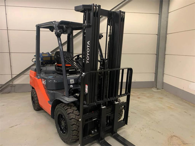 Toyota 02-8FGF30 - Carrello elevatore a gas: foto 3 Toyota 02-8FGF30 - Carrello elevatore a gas: foto 3