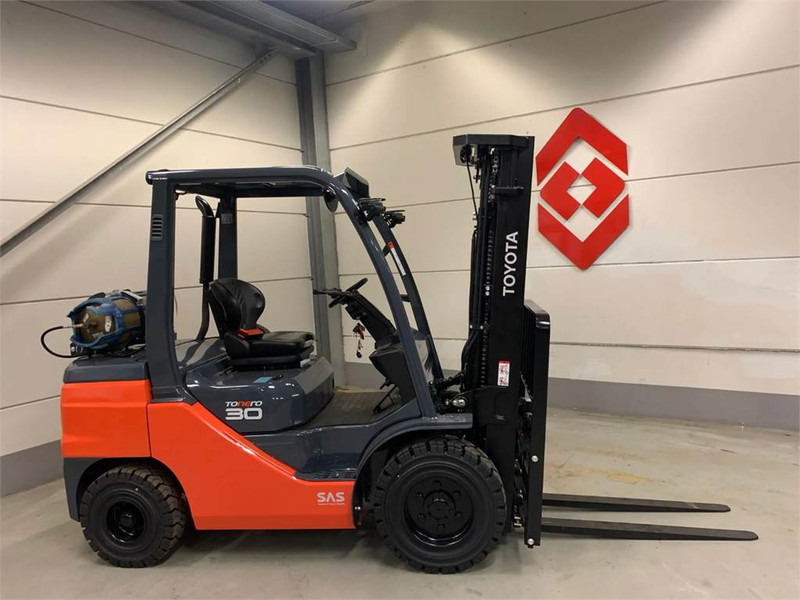 Toyota 02-8FGF30 - Carrello elevatore a gas: foto 1 Toyota 02-8FGF30 - Carrello elevatore a gas: foto 1