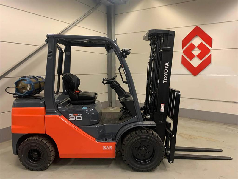 Toyota 02-8FGF30 - Carrello elevatore a gas: foto 1 Toyota 02-8FGF30 - Carrello elevatore a gas: foto 1