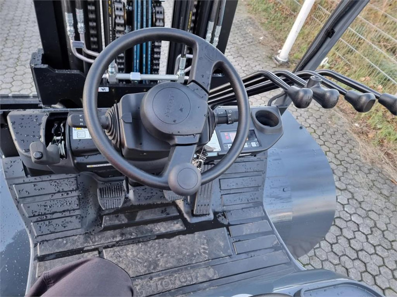 Carrello elevatore diesel Toyota 8FD70F: foto 9