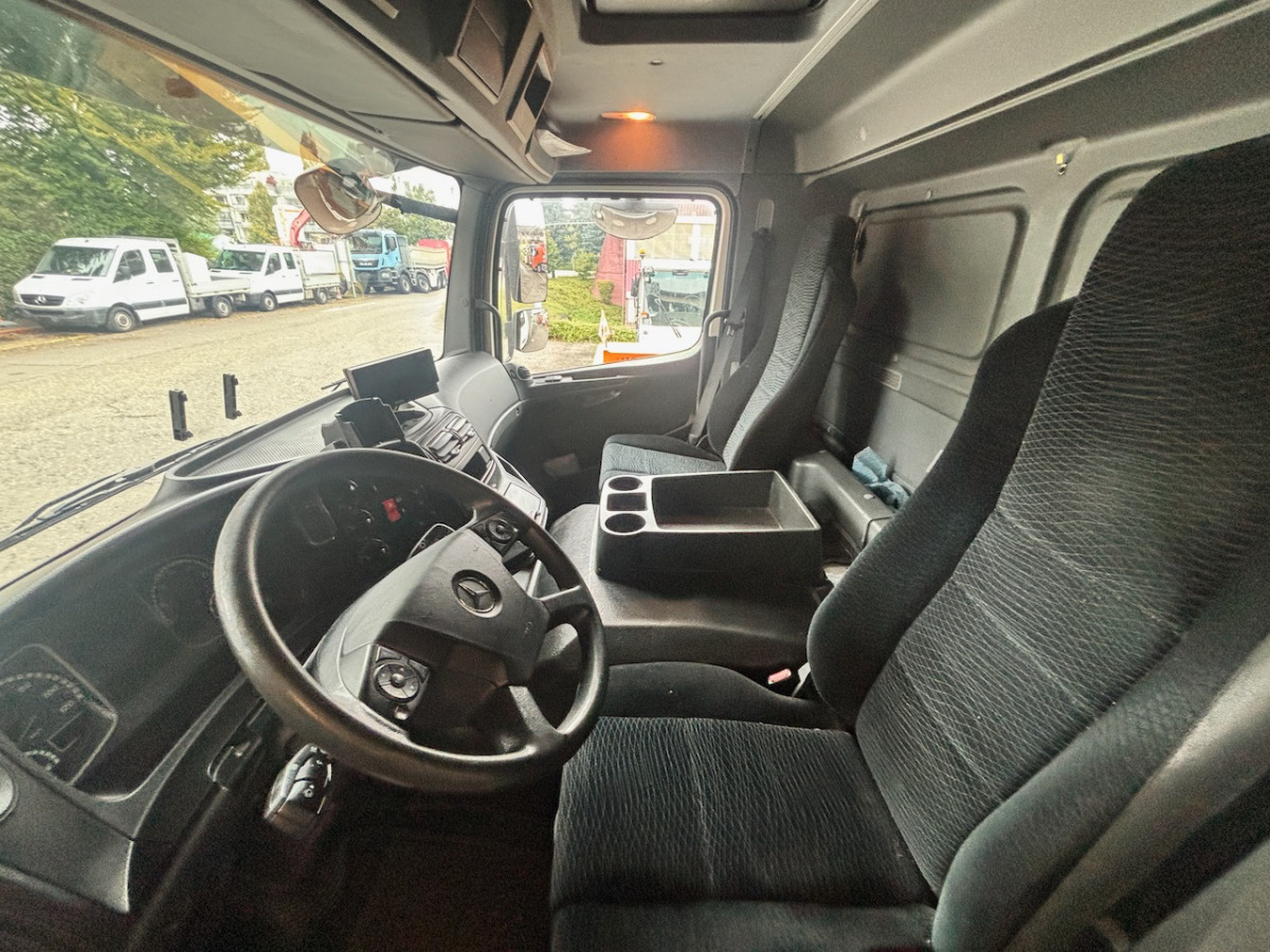 MERCEDES Atego 1530 - Autocarro con pianale/ Cassone fisso: foto 4 MERCEDES Atego 1530 - Autocarro con pianale/ Cassone fisso: foto 4