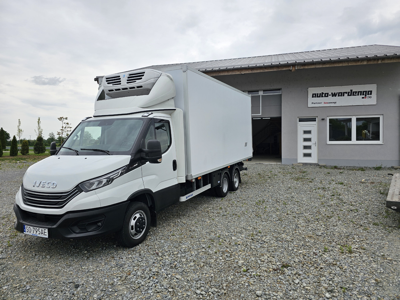 IVECO Daily BE-Truck 35S18H A8 180 PS Kühlkoffer 7.000kg Gesamtgewicht - Autocarro frigorifero: foto 1 IVECO Daily BE-Truck 35S18H A8 180 PS Kühlkoffer 7.000kg Gesamtgewicht - Autocarro frigorifero: foto 1