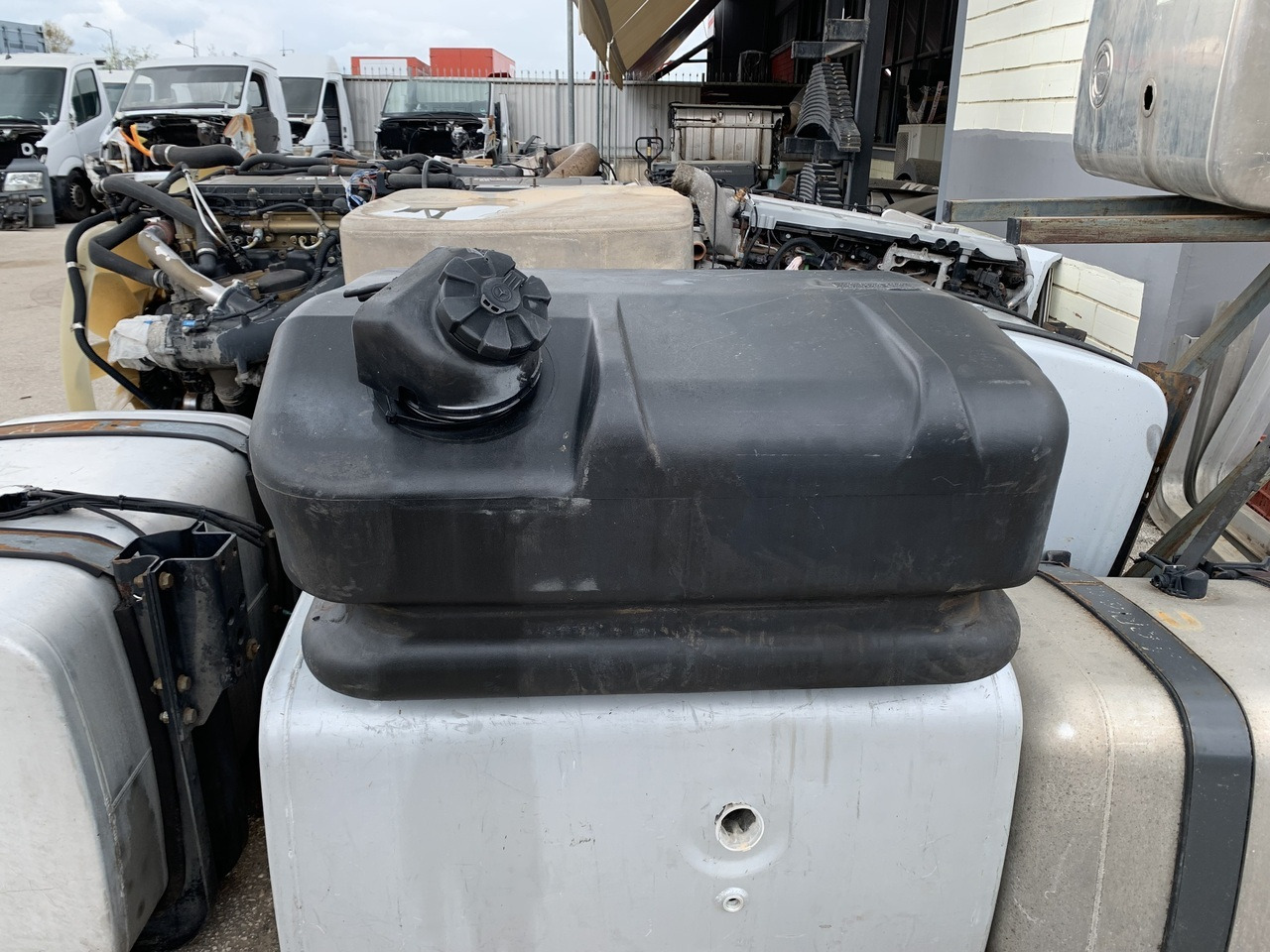 FUEL TANK ATEGO 180L - Serbatoio carburante per Camion: foto 4 FUEL TANK ATEGO 180L - Serbatoio carburante per Camion: foto 4