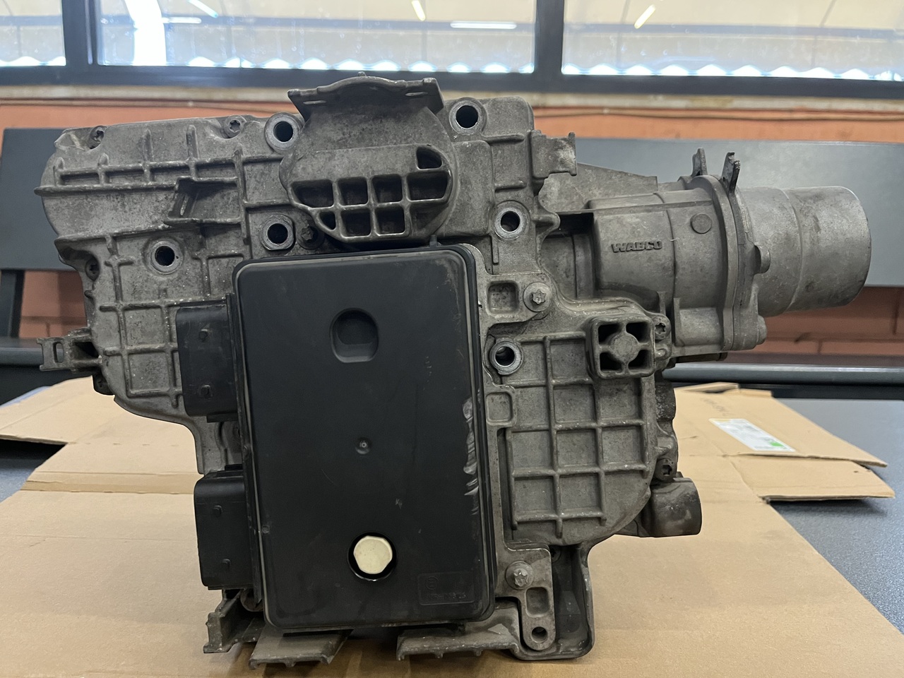 TRANSMISSION POSITIONER SHIFTING CYLINDER WITH CONTROL MODULE G211-12-ACTROS MP4 - Cambio e ricambi per Camion: foto 2 TRANSMISSION POSITIONER SHIFTING CYLINDER WITH CONTROL MODULE G211-12-ACTROS MP4 - Cambio e ricambi per Camion: foto 2