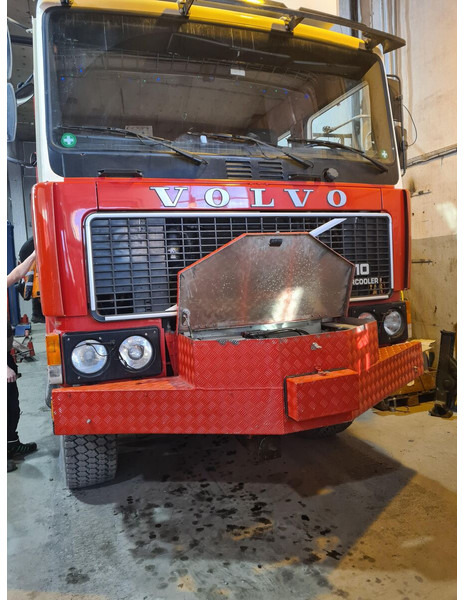 Volvo F10 6x6 with crane - Autocarro con pianale/ Cassone fisso, Camion con gru: foto 4 Volvo F10 6x6 with crane - Autocarro con pianale/ Cassone fisso, Camion con gru: foto 4