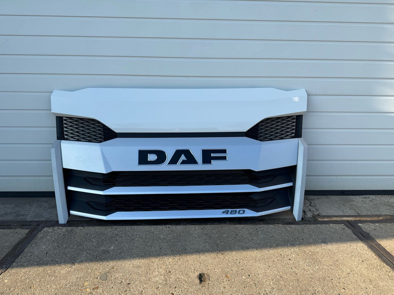 DAF XF NG GRILLE BOVEN COMPLETE | USED | 000238A - Griglia radiatore per Camion: foto 1 DAF XF NG GRILLE BOVEN COMPLETE | USED | 000238A - Griglia radiatore per Camion: foto 1