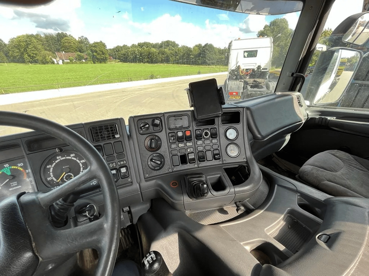 Foto d'interni 1: Trattore stradale Scania  Scania P124 360 1998 6x4