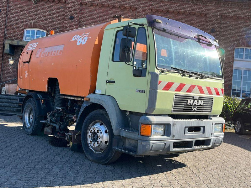 MAN 15.163 Utcaseprő - Spazzatrice stradale: foto 2 MAN 15.163 Utcaseprő - Spazzatrice stradale: foto 2