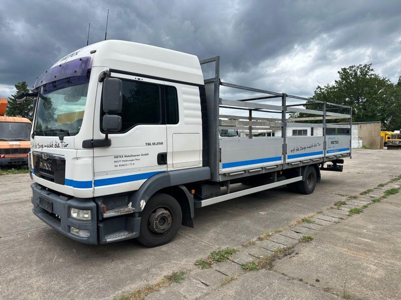 MAN TGL 12 250 euró5 - Autocarro con pianale/ Cassone fisso, Camion con gru: foto 1 MAN TGL 12 250 euró5 - Autocarro con pianale/ Cassone fisso, Camion con gru: foto 1