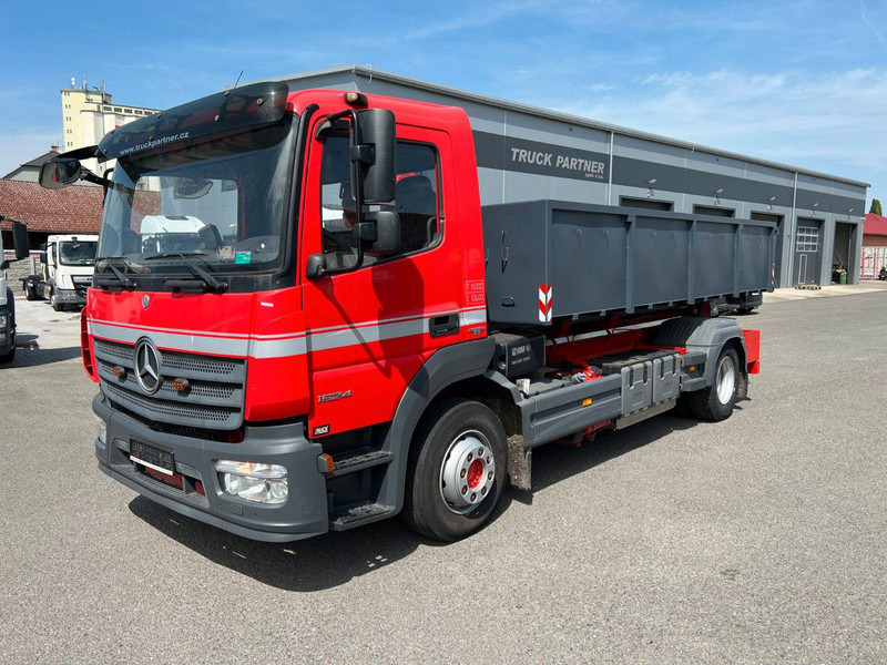 Mercedes-Benz ATEGO 1524, ABROLLKIPPER HIAB 1570MM - Autocarro con pianale/ Cassone fisso, Camion con gru: foto 1 Mercedes-Benz ATEGO 1524, ABROLLKIPPER HIAB 1570MM - Autocarro con pianale/ Cassone fisso, Camion con gru: foto 1