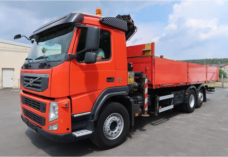 Volvo FM 330 6x2 - Autocarro con pianale/ Cassone fisso, Camion con gru: foto 2 Volvo FM 330 6x2 - Autocarro con pianale/ Cassone fisso, Camion con gru: foto 2