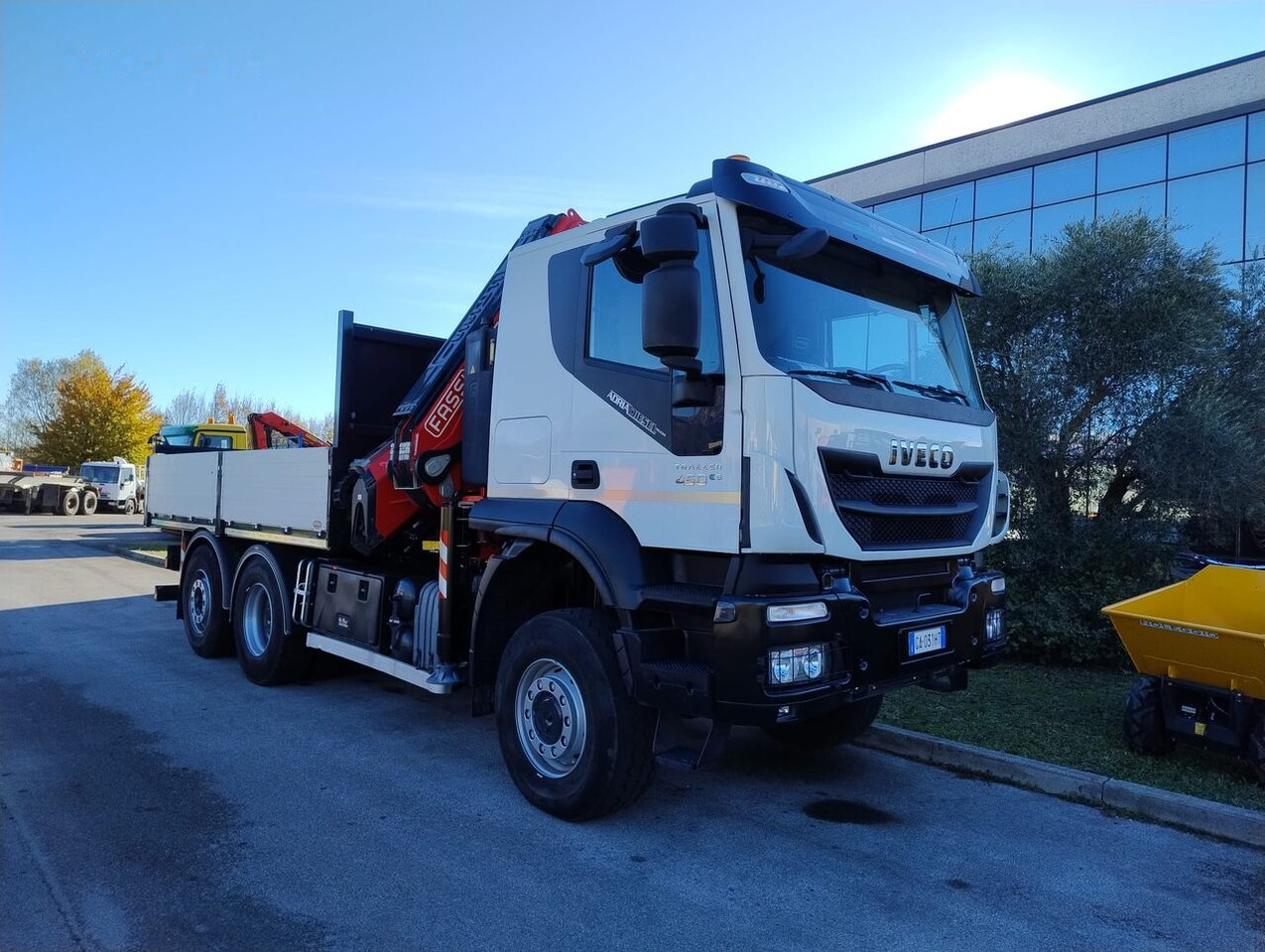 Autocarro con pianale/ Cassone fisso, Camion con gru IVECO Trakker 450: foto 1