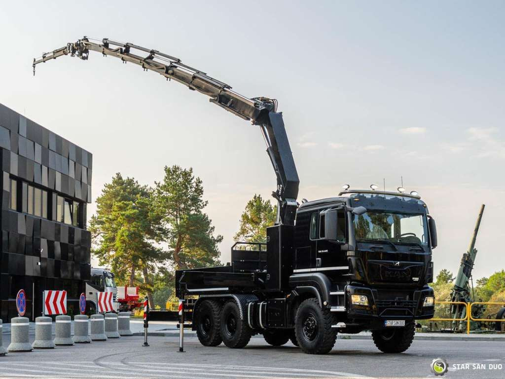 MAN TGS 26.420 6x6 HMF 3000 K6 Fly Jib Crane Basket - Camion con gru: foto 2 MAN TGS 26.420 6x6 HMF 3000 K6 Fly Jib Crane Basket - Camion con gru: foto 2