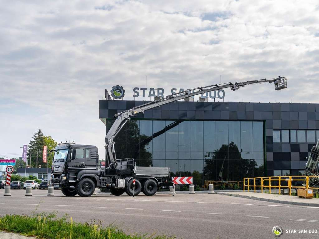 MAN TGS 26.420 6x6 HMF 3000 K6 Fly Jib Crane Basket - Camion con gru: foto 3 MAN TGS 26.420 6x6 HMF 3000 K6 Fly Jib Crane Basket - Camion con gru: foto 3