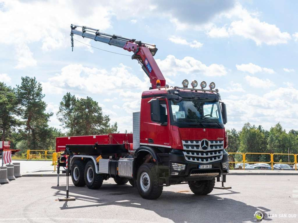 Mercedes-Benz AROCS 3345 6x6 HMF 3220 Winch Crane tipper - Camion con gru: foto 2 Mercedes-Benz AROCS 3345 6x6 HMF 3220 Winch Crane tipper - Camion con gru: foto 2