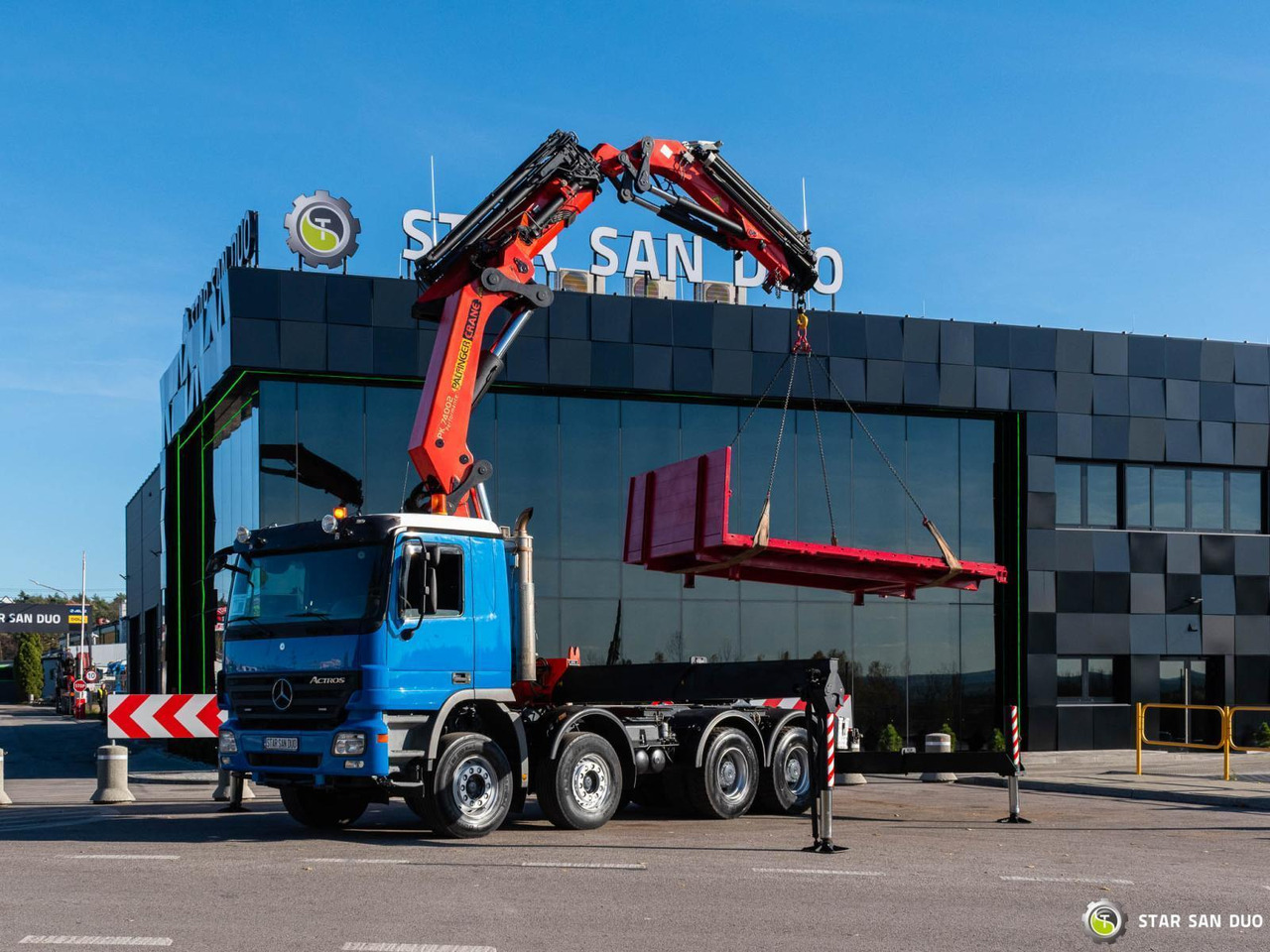 - Camion con gru: foto 1 - Camion con gru: foto 1