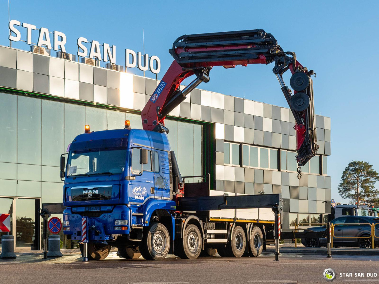 - Camion con gru: foto 1 - Camion con gru: foto 1