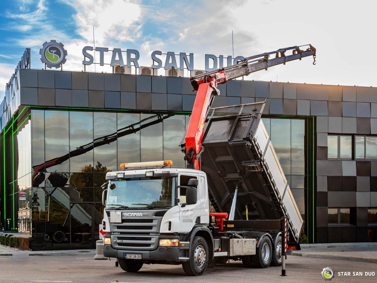 - Camion con gru: foto 1 - Camion con gru: foto 1