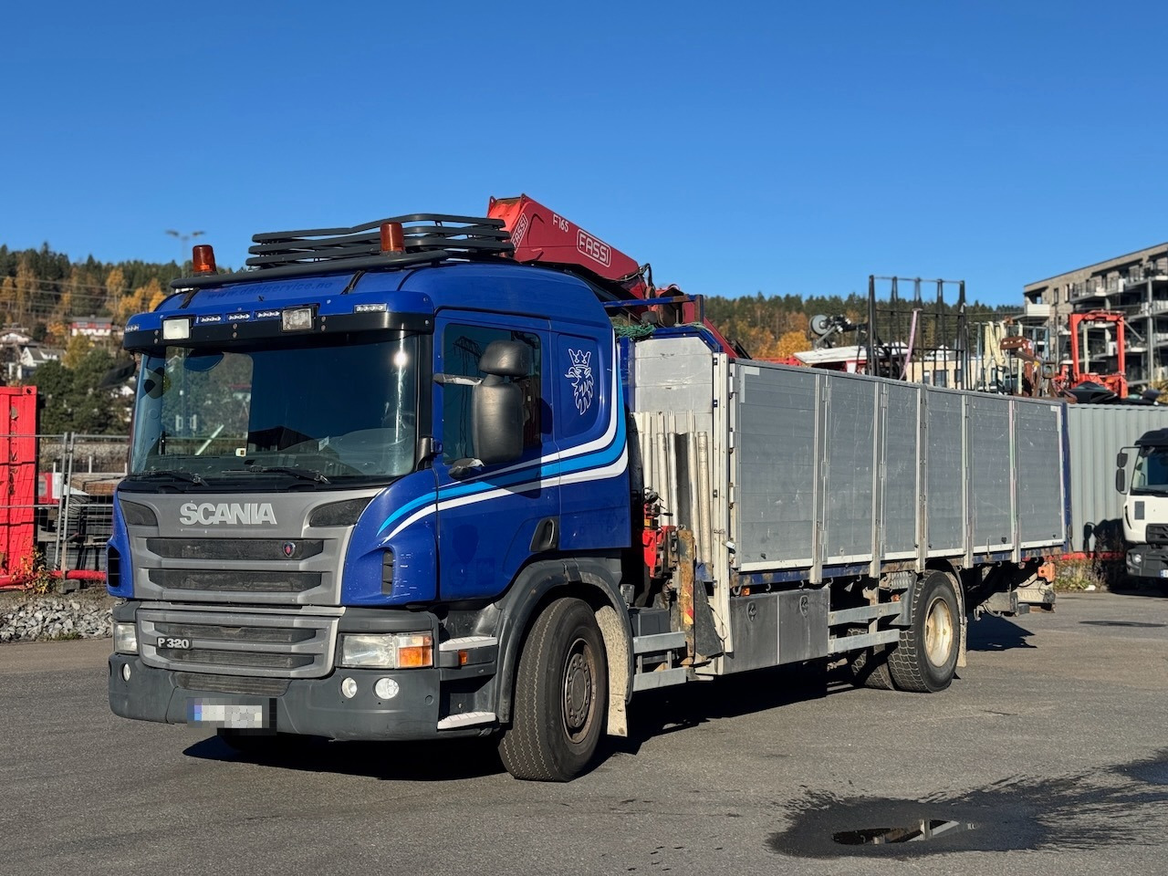 Scania Scania P320 4x2 Kranbil m/ 16,5 t/m Fassi kran og Løftelem. - Camion con gru: foto 2 Scania Scania P320 4x2 Kranbil m/ 16,5 t/m Fassi kran og Løftelem. - Camion con gru: foto 2