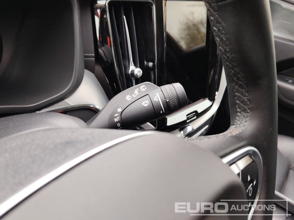 Autovettura 2020 Volvo XC60 T6 AWD Recharge Hybrid Automatic, Leather Seats, Reverse Camera, A/C, Electric Summer Roof (Water Damaged Engine): foto 20 Autovettura 2020 Volvo XC60 T6 AWD Recharge Hybrid Automatic, Leather Seats, Reverse Camera, A/C, Electric Summer Roof (Water Damaged Engine): foto 20