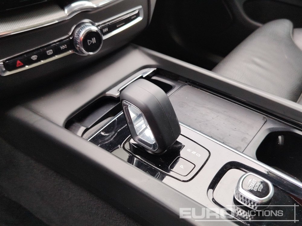 Autovettura 2020 Volvo XC60 T6 AWD Recharge Hybrid Automatic, Leather Seats, Reverse Camera, A/C, Electric Summer Roof (Water Damaged Engine): foto 17 Autovettura 2020 Volvo XC60 T6 AWD Recharge Hybrid Automatic, Leather Seats, Reverse Camera, A/C, Electric Summer Roof (Water Damaged Engine): foto 17