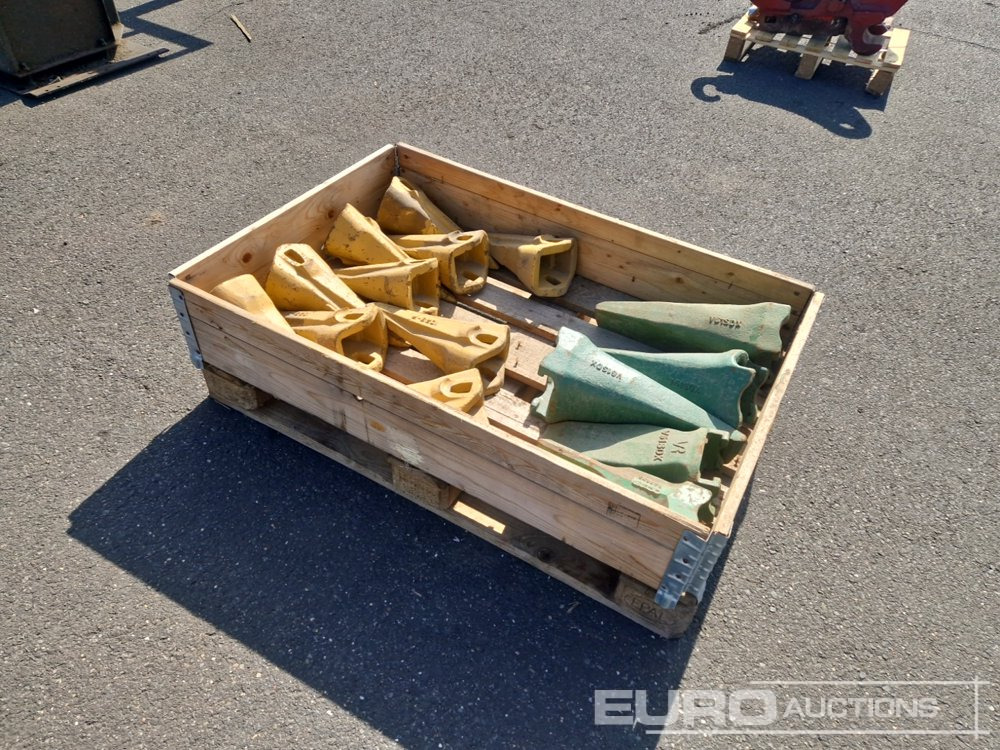 Unused Pallet of Assorted Bucket Teeth - Benna: foto 1 Unused Pallet of Assorted Bucket Teeth - Benna: foto 1