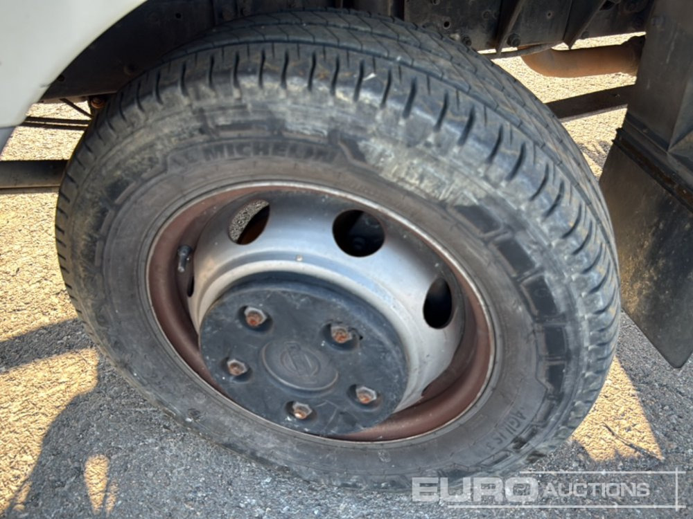 Autocarro con pianale/ Cassone fisso 1999 Nissan Cabstar: foto 9 Autocarro con pianale/ Cassone fisso 1999 Nissan Cabstar: foto 9