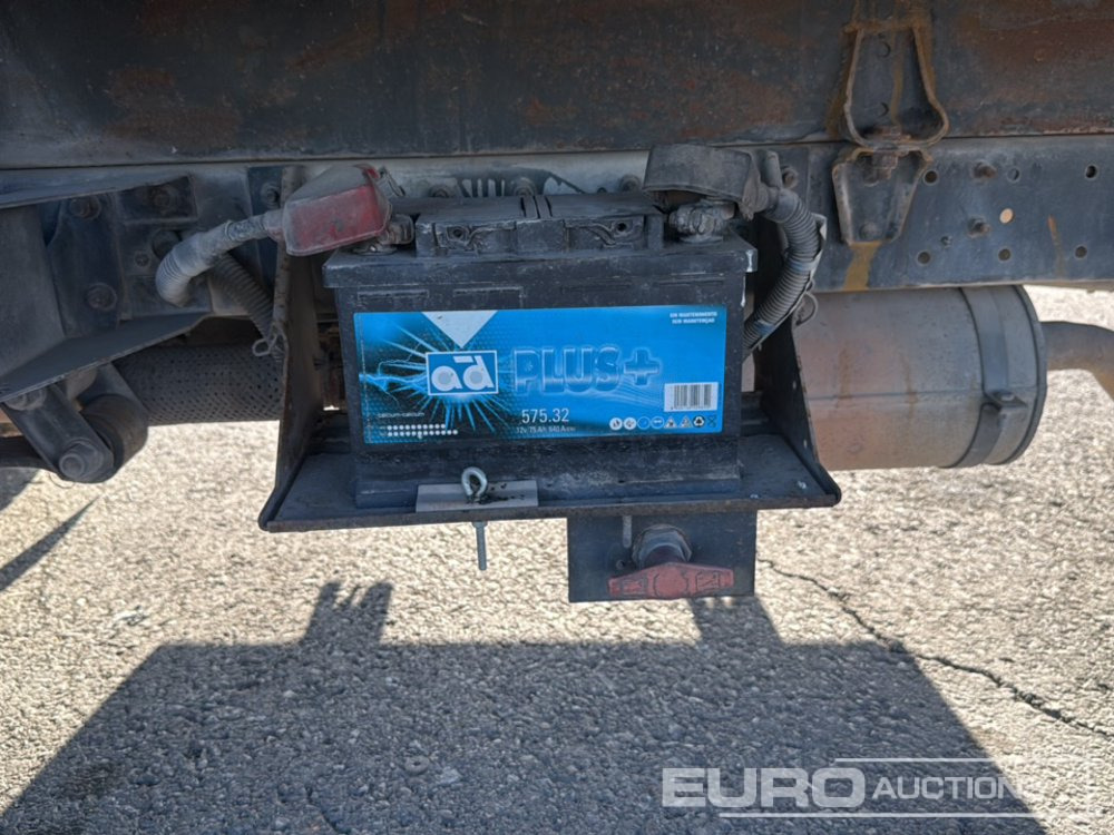 Autocarro con pianale/ Cassone fisso 1999 Nissan Cabstar: foto 28 Autocarro con pianale/ Cassone fisso 1999 Nissan Cabstar: foto 28