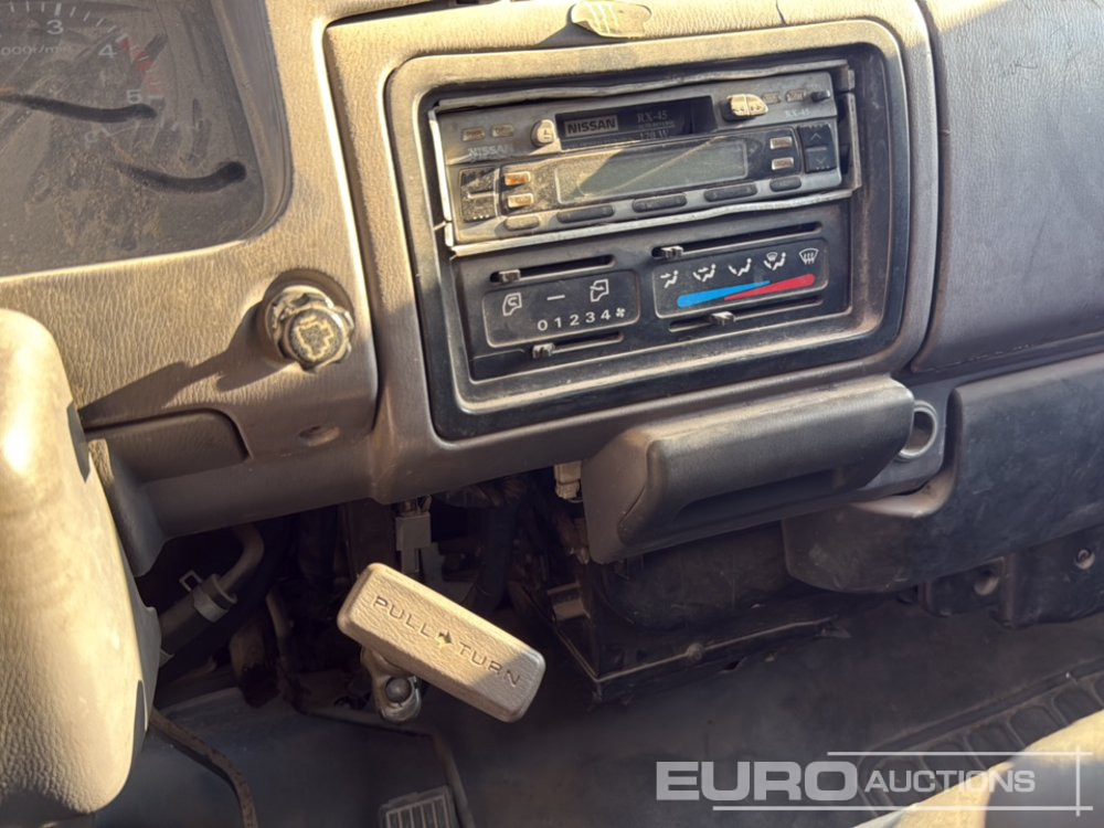 Autocarro con pianale/ Cassone fisso 1999 Nissan Cabstar: foto 23 Autocarro con pianale/ Cassone fisso 1999 Nissan Cabstar: foto 23