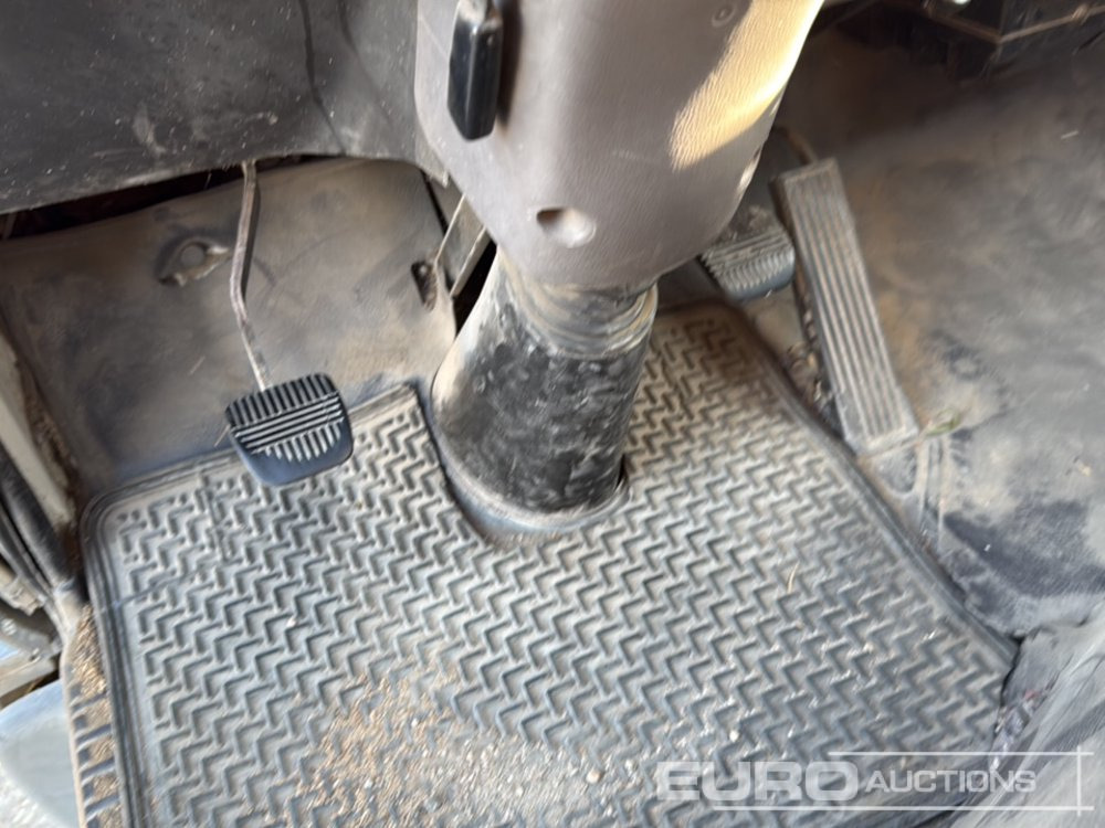 Autocarro con pianale/ Cassone fisso 1999 Nissan Cabstar: foto 17 Autocarro con pianale/ Cassone fisso 1999 Nissan Cabstar: foto 17