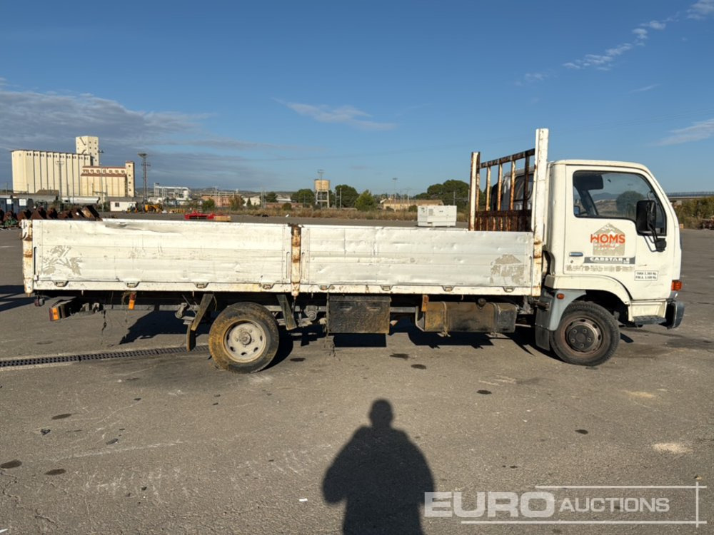 Autocarro con pianale/ Cassone fisso 1999 Nissan Cabstar: foto 6 Autocarro con pianale/ Cassone fisso 1999 Nissan Cabstar: foto 6