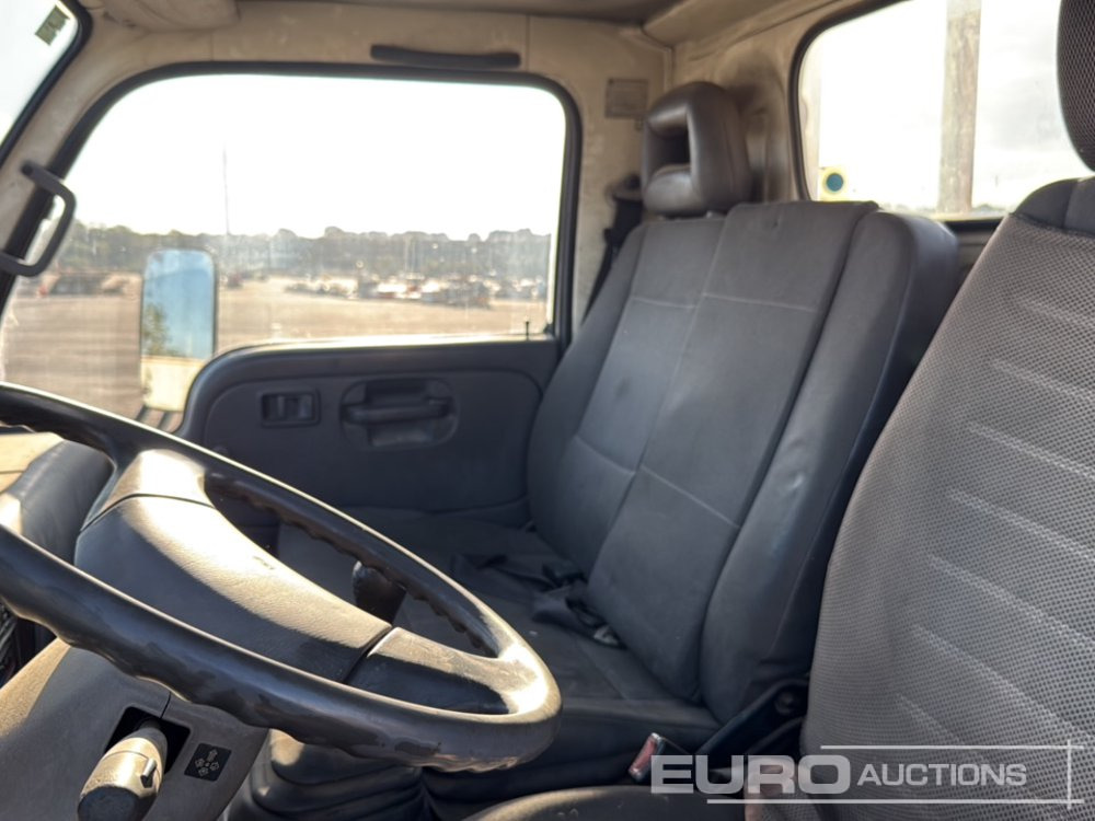 Autocarro con pianale/ Cassone fisso 1999 Nissan Cabstar: foto 18 Autocarro con pianale/ Cassone fisso 1999 Nissan Cabstar: foto 18