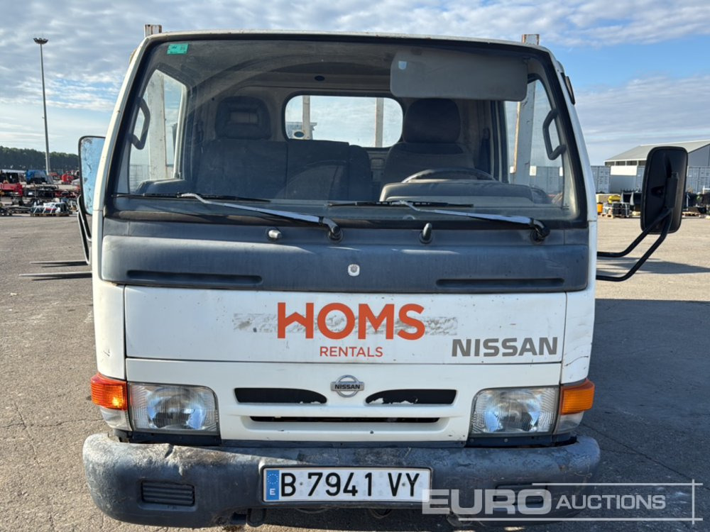 Autocarro con pianale/ Cassone fisso 1999 Nissan Cabstar: foto 8 Autocarro con pianale/ Cassone fisso 1999 Nissan Cabstar: foto 8