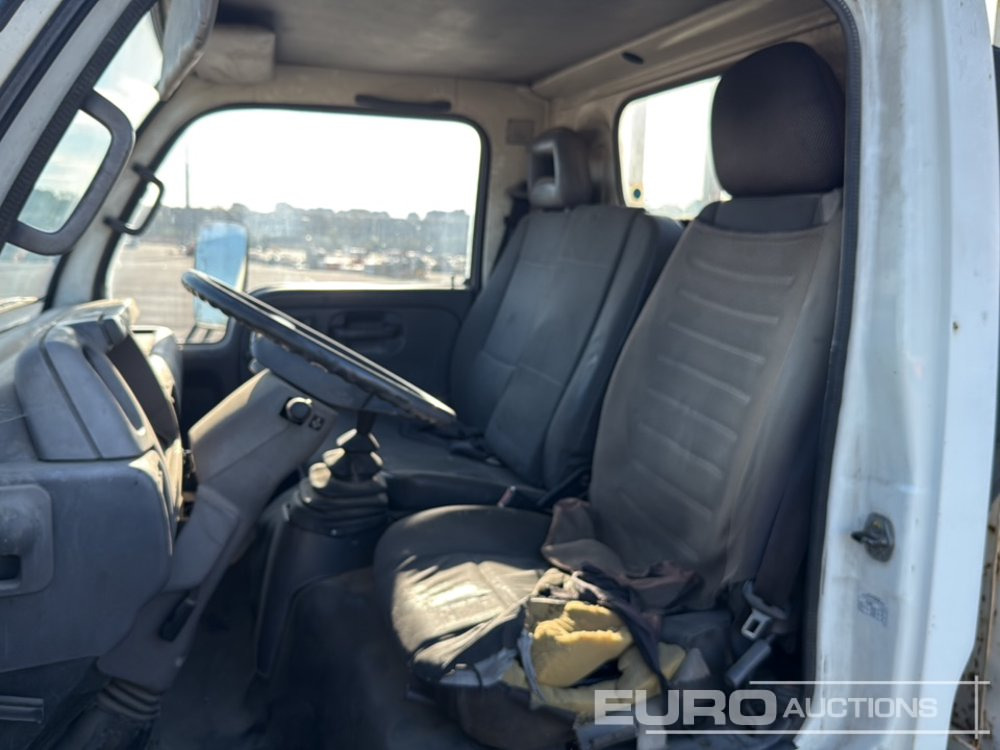 Autocarro con pianale/ Cassone fisso 1999 Nissan Cabstar: foto 19 Autocarro con pianale/ Cassone fisso 1999 Nissan Cabstar: foto 19