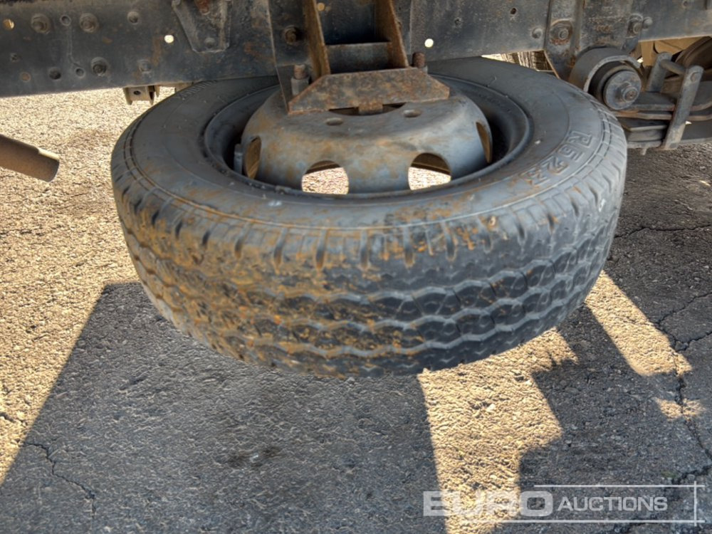 Autocarro con pianale/ Cassone fisso 1999 Nissan Cabstar: foto 10 Autocarro con pianale/ Cassone fisso 1999 Nissan Cabstar: foto 10