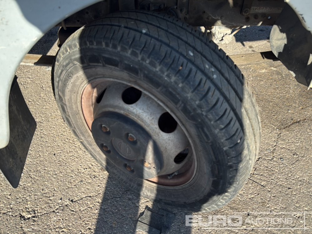 Autocarro con pianale/ Cassone fisso 1999 Nissan Cabstar: foto 13 Autocarro con pianale/ Cassone fisso 1999 Nissan Cabstar: foto 13