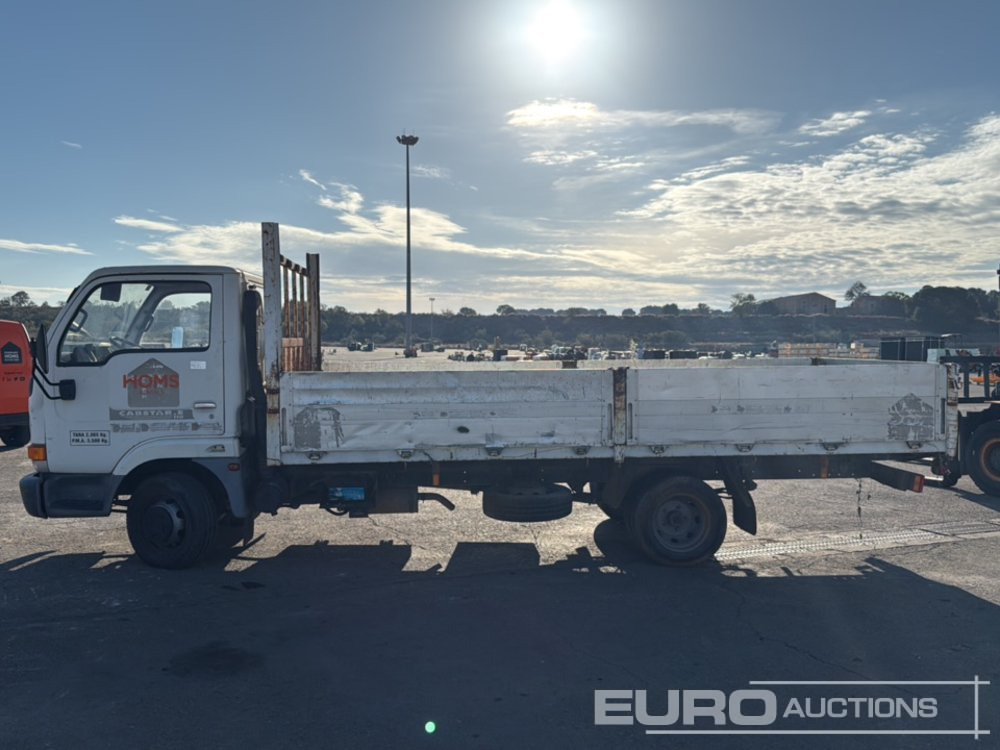 1999 Nissan Cabstar - Autocarro con pianale/ Cassone fisso: foto 2 1999 Nissan Cabstar - Autocarro con pianale/ Cassone fisso: foto 2