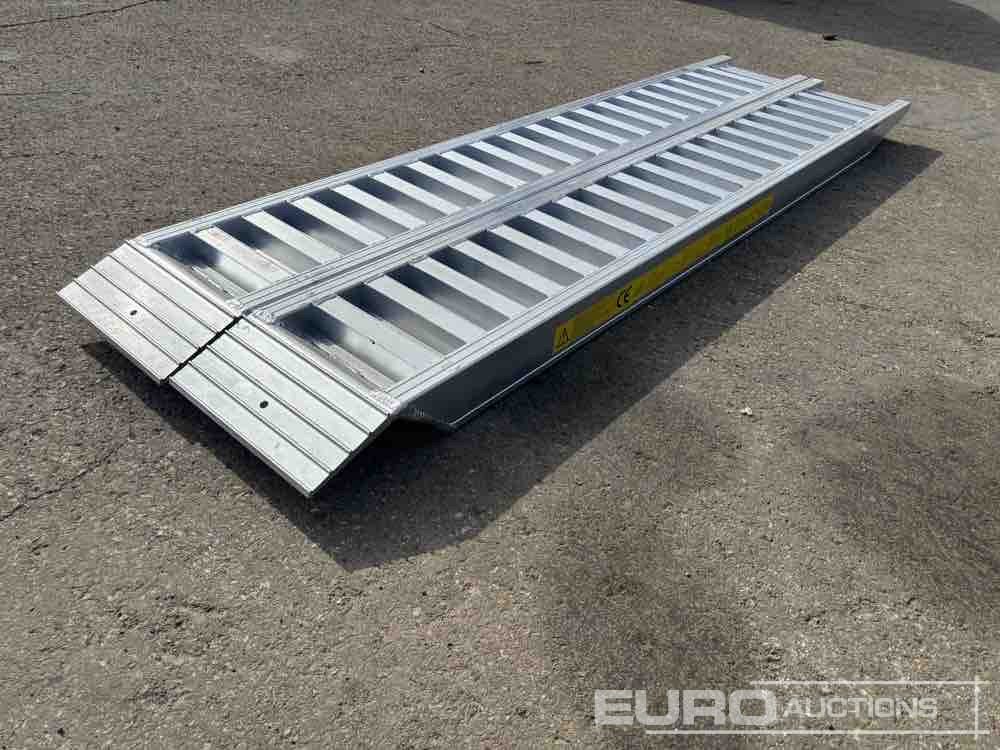 Aluminium Ramp (2 of) (250cm Length, 6Ton Capacity) Moved to OCT 25 - Attrezzatura da costruzione: foto 2 Aluminium Ramp (2 of) (250cm Length, 6Ton Capacity) Moved to OCT 25 - Attrezzatura da costruzione: foto 2