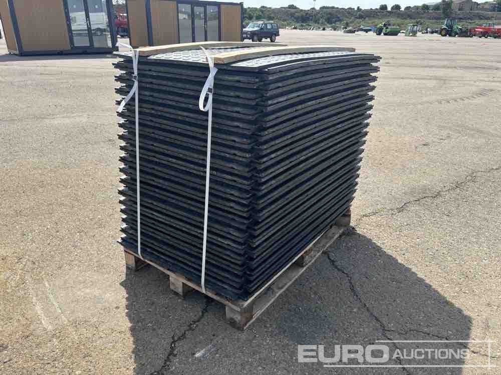 Pallet of Plastic Connectable Road Plates, 1200x800x28mm, 22kg per Plate (35 of) - Attrezzatura da costruzione: foto 1 Pallet of Plastic Connectable Road Plates, 1200x800x28mm, 22kg per Plate (35 of) - Attrezzatura da costruzione: foto 1