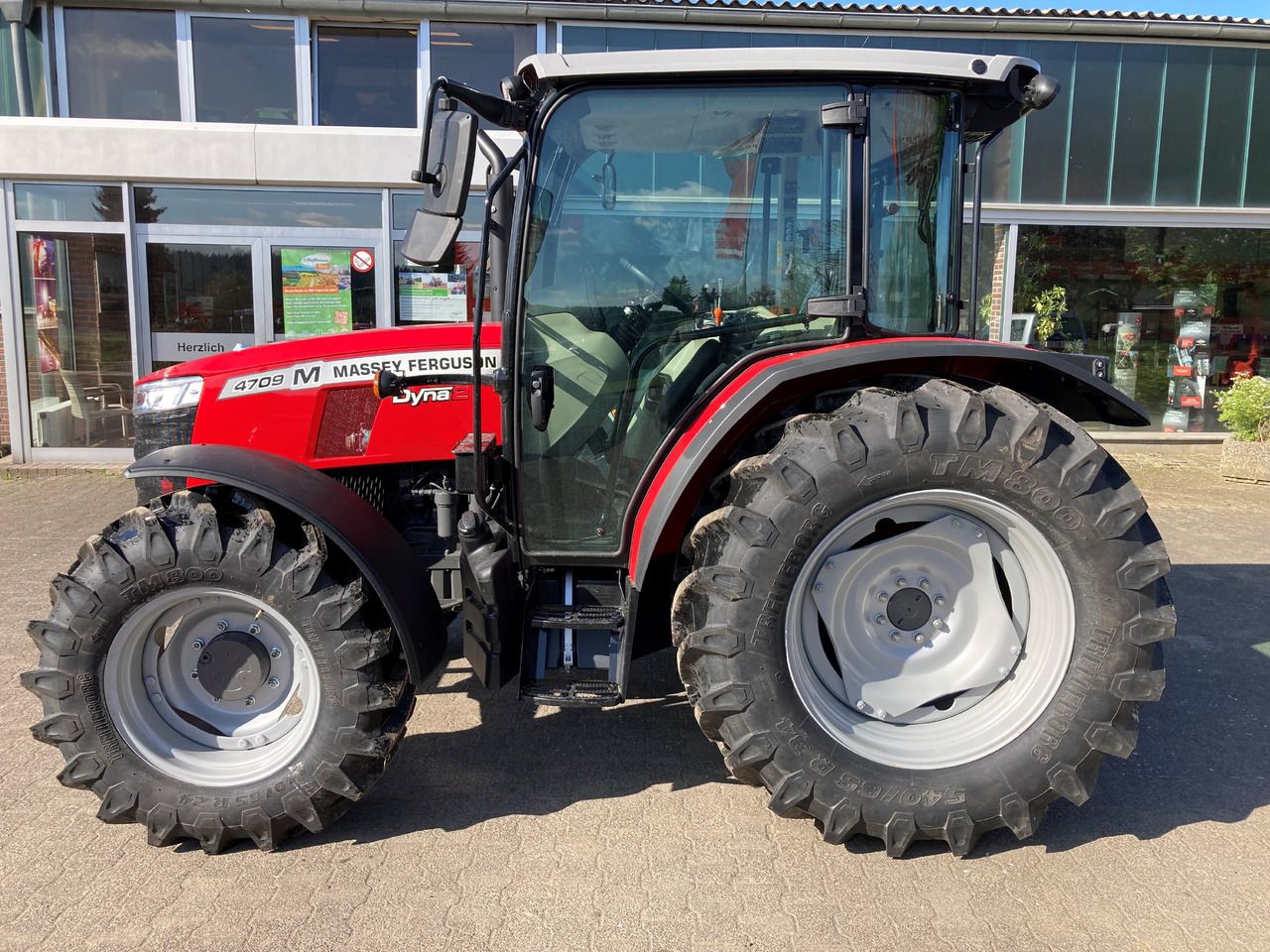 Trattore nuovo Massey Ferguson 4709 M Cab Essential Dyna 2: foto 1