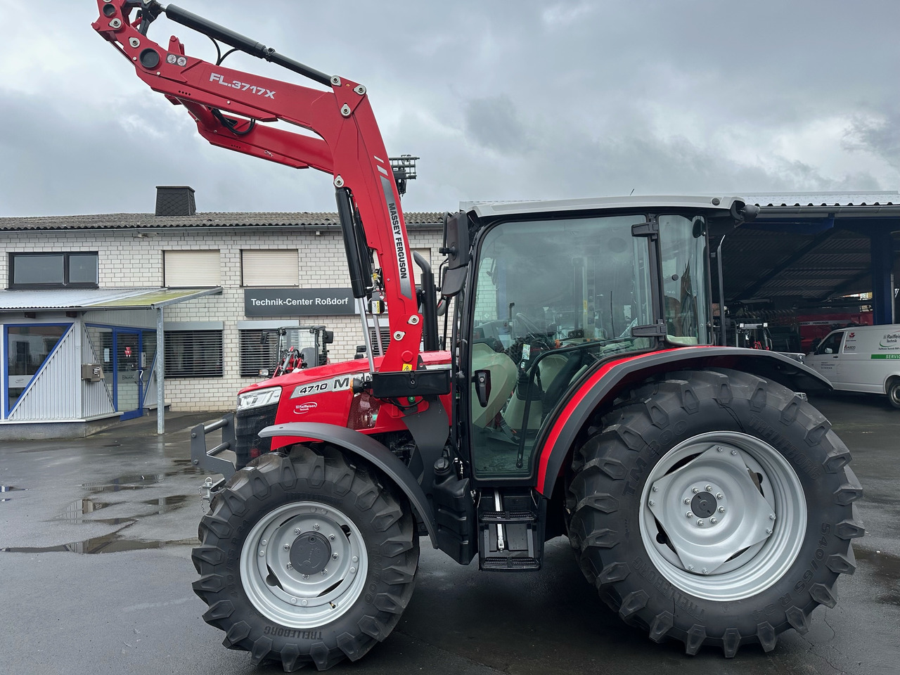 Massey Ferguson 4710 M Cab Essential Dyna 2 - Trattore: foto 1 Massey Ferguson 4710 M Cab Essential Dyna 2 - Trattore: foto 1