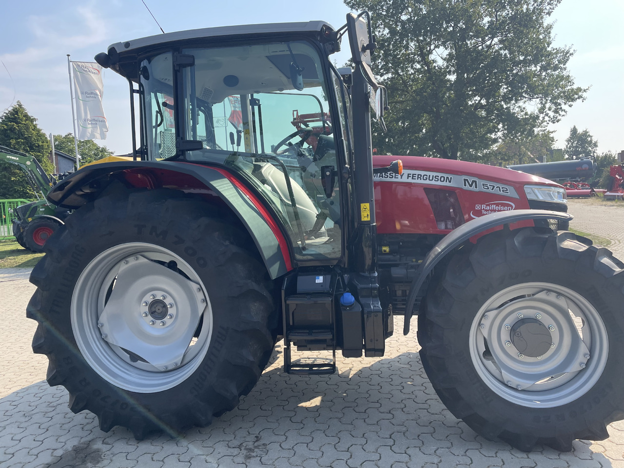 Massey Ferguson 5712M 4WD Cab Essential - Trattore: foto 1 Massey Ferguson 5712M 4WD Cab Essential - Trattore: foto 1