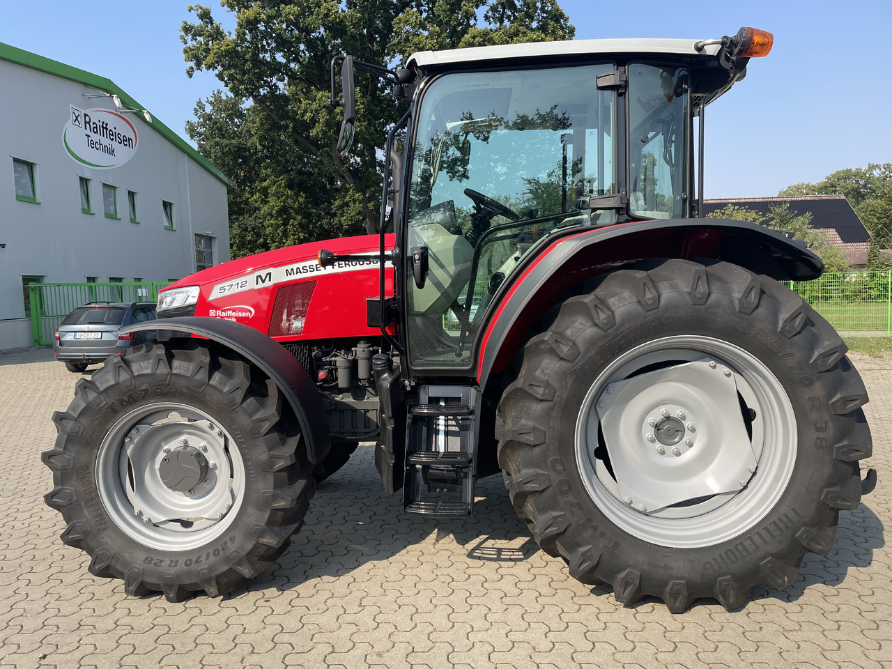 Massey Ferguson 5712M 4WD Cab Essential - Trattore: foto 2 Massey Ferguson 5712M 4WD Cab Essential - Trattore: foto 2