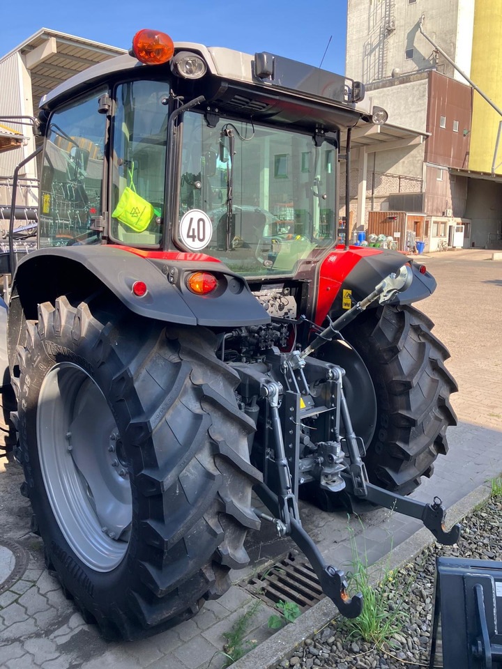 Massey Ferguson 5713 M 4WD Cab Essential - Trattore: foto 4 Massey Ferguson 5713 M 4WD Cab Essential - Trattore: foto 4