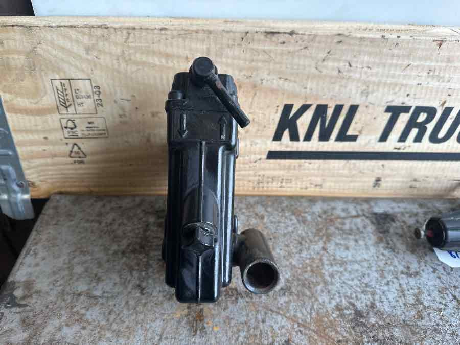 MAN CAB HYDRALIK TILT PUMP 85.41723-6108 - Cabina e interni per Camion: foto 3 MAN CAB HYDRALIK TILT PUMP 85.41723-6108 - Cabina e interni per Camion: foto 3