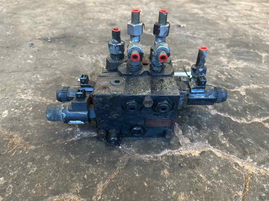 MAN STEERING VALVE  81.47103-6031 - Sterzo per Camion: foto 2 MAN STEERING VALVE  81.47103-6031 - Sterzo per Camion: foto 2